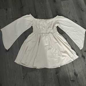 Large. 8/10. Perfect pirate like off the shoulder dress.